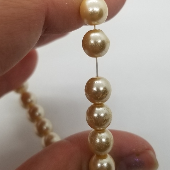 faux pearl stretch bracelet with heart charm - Picture 3 of 3